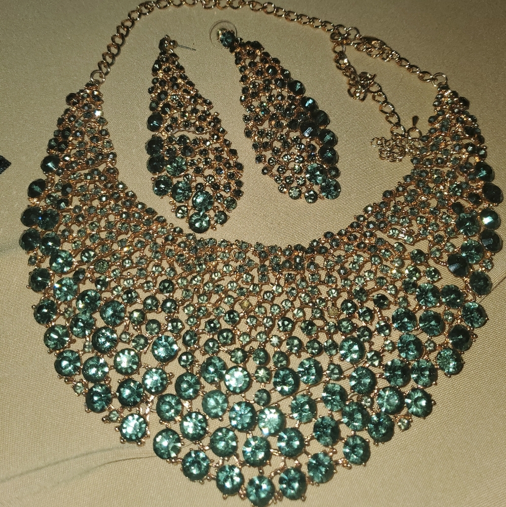 Elegant Gold and Green Statement Necklace and Earring Set
